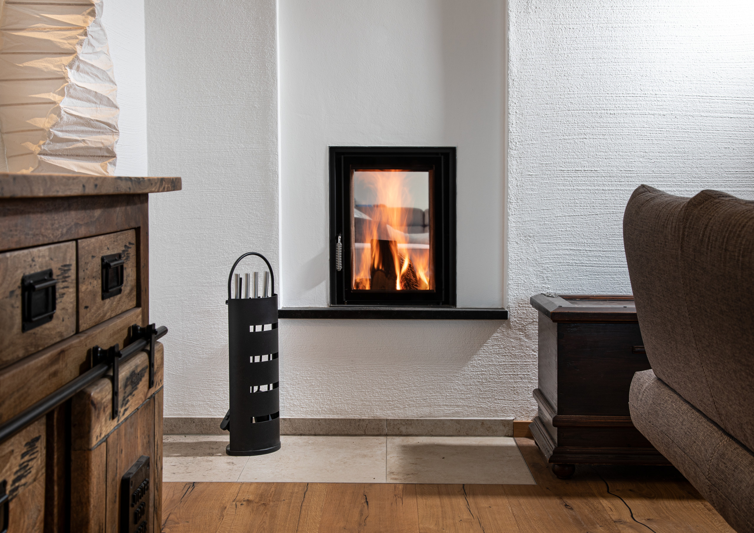 brunner_kachelofen_hkd-tunnel_hkd-2-2_holzbank_2021_05_scaled